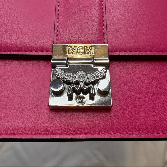 MCM Hot Pink NWT Patricia Continental Crossbody Wallet On Chain Purse *RARE* - Picture 4 of 11